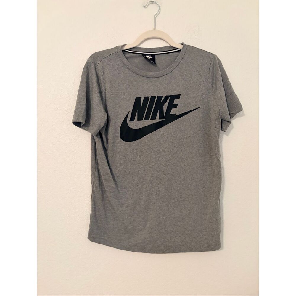 Nike Gray Graphic Logo T-Shirt Women’s Medium Short Sleeve Athletic Casual Tee